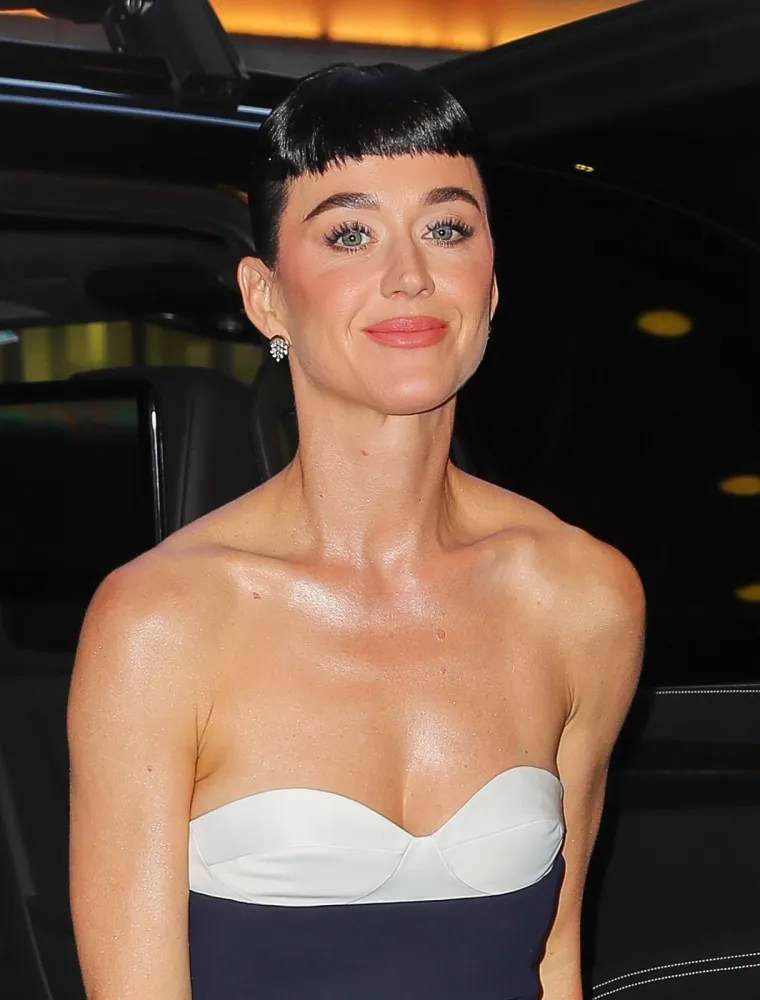 TRUDNOĆA JOJ SJAJNO PRISTAJE: Katy Perry ponosno istaknula trbu&scaron;čić u pripijenoj haljini