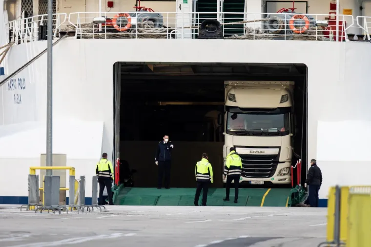 Trajekt iz Italije uplovio u Split: Dočekali ga policajci s maskama i rukavicama