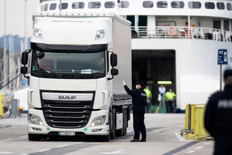 Trajekt iz Italije uplovio u Split: Dočekali ga policajci s maskama i rukavicama