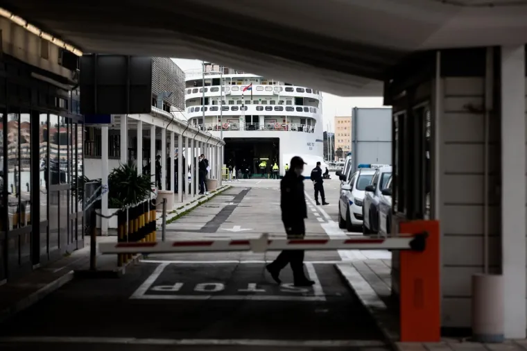 Trajekt iz Italije uplovio u Split: Dočekali ga policajci s maskama i rukavicama