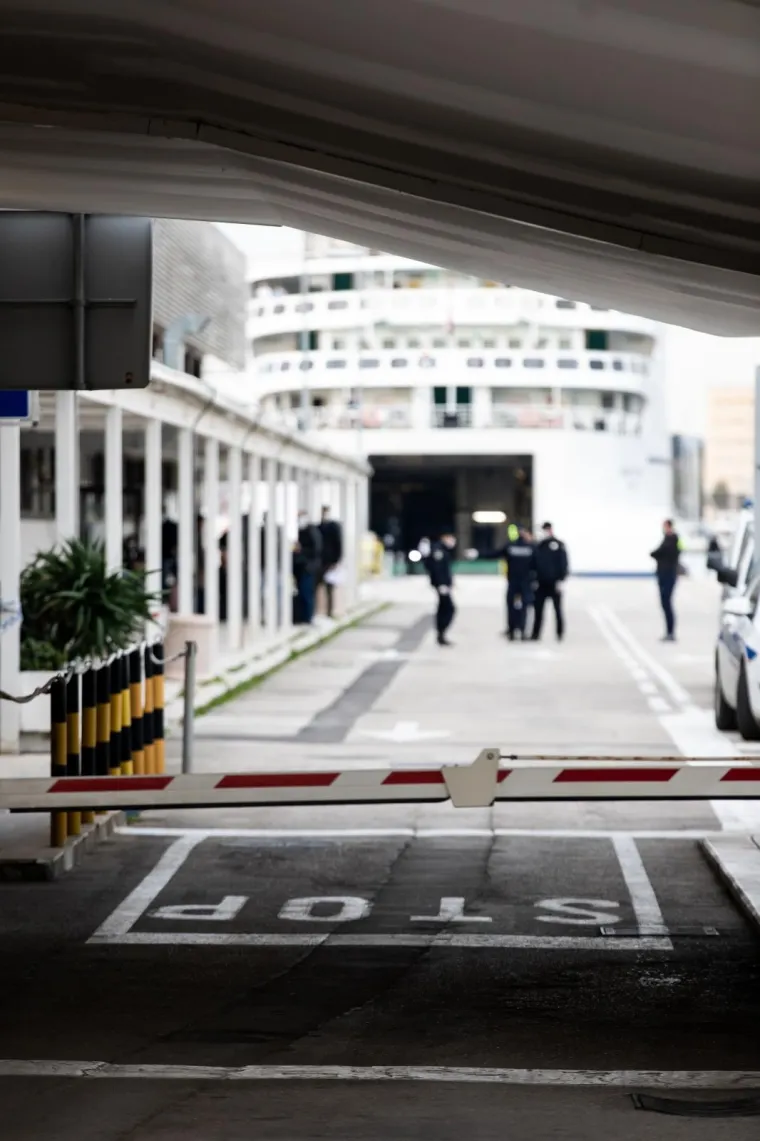 Trajekt iz Italije uplovio u Split: Dočekali ga policajci s maskama i rukavicama