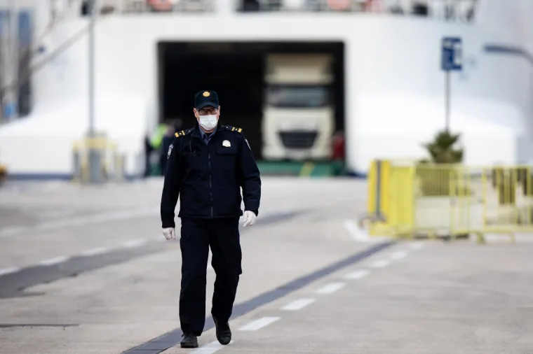 Trajekt iz Italije uplovio u Split: Dočekali ga policajci s maskama i rukavicama