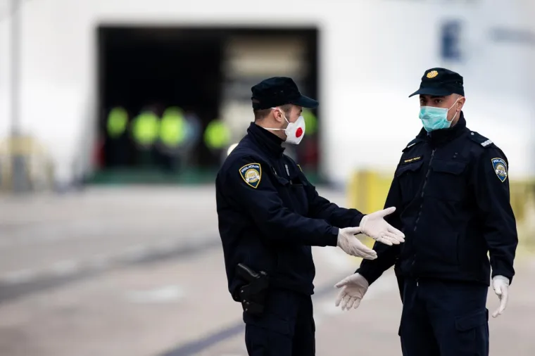Trajekt iz Italije uplovio u Split: Dočekali ga policajci s maskama i rukavicama