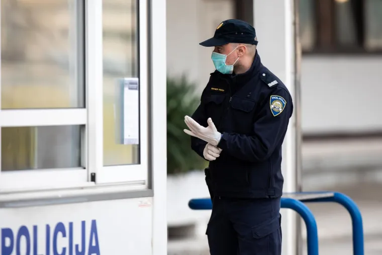 Trajekt iz Italije uplovio u Split: Dočekali ga policajci s maskama i rukavicama