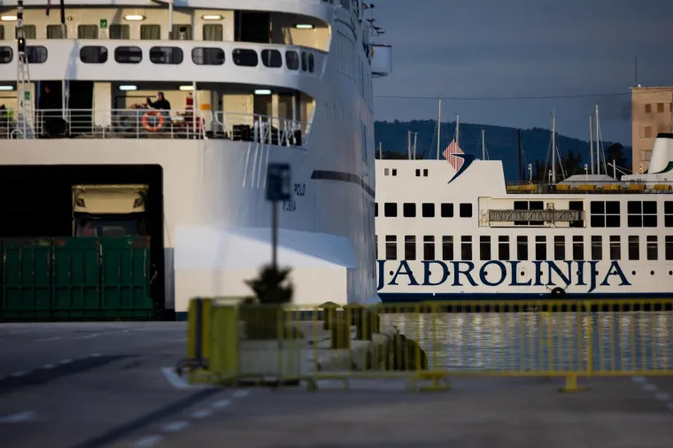 Trajekt iz Italije uplovio u Split: Dočekali ga policajci s maskama i rukavicama