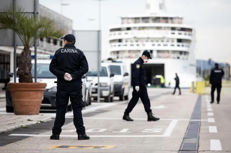 Trajekt iz Italije uplovio u Split: Dočekali ga policajci s maskama i rukavicama