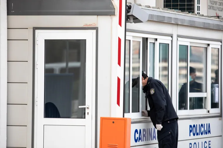 Trajekt iz Italije uplovio u Split: Dočekali ga policajci s maskama i rukavicama