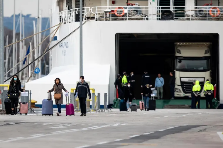 Trajekt iz Italije uplovio u Split: Dočekali ga policajci s maskama i rukavicama