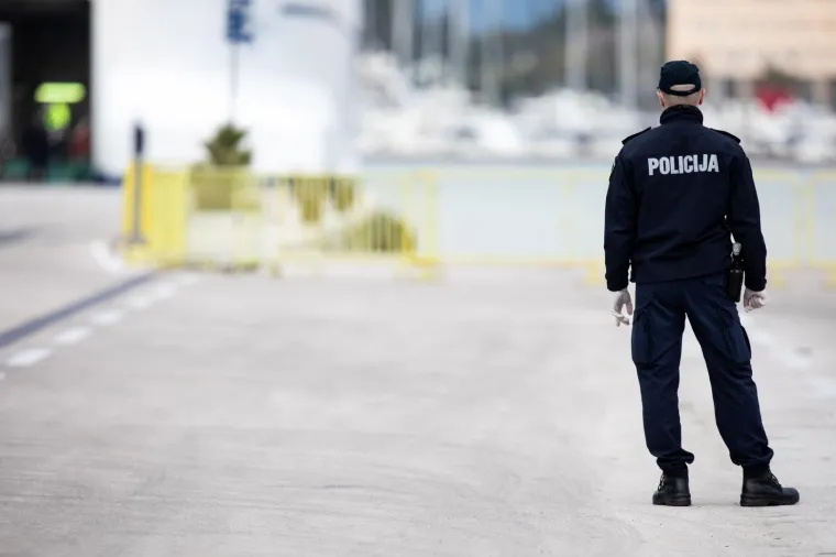 Trajekt iz Italije uplovio u Split: Dočekali ga policajci s maskama i rukavicama