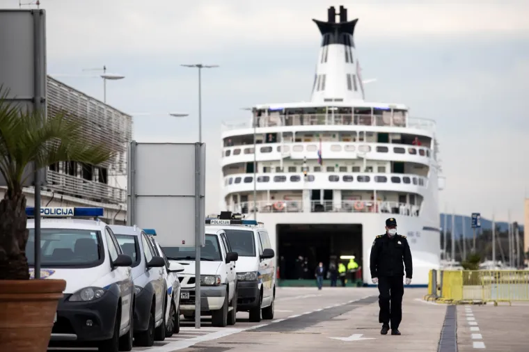 Trajekt iz Italije uplovio u Split: Dočekali ga policajci s maskama i rukavicama