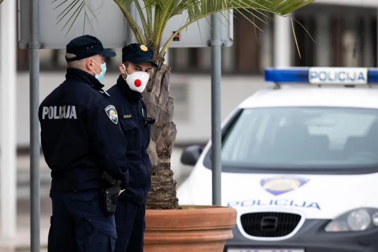 Trajekt iz Italije uplovio u Split: Dočekali ga policajci s maskama i rukavicama