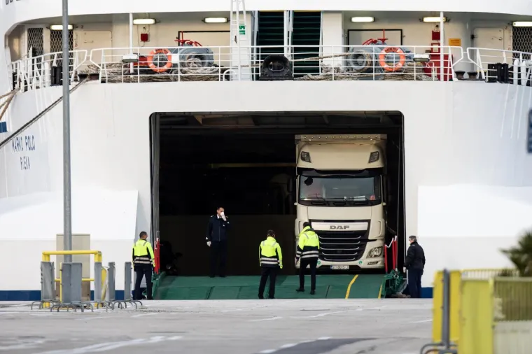 Trajekt iz Italije uplovio u Split: Dočekali ga policajci s maskama i rukavicama