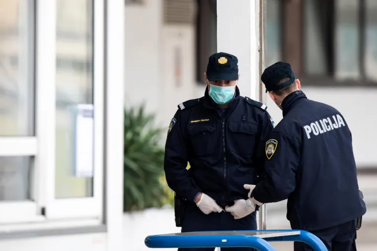 Trajekt iz Italije uplovio u Split: Dočekali ga policajci s maskama i rukavicama