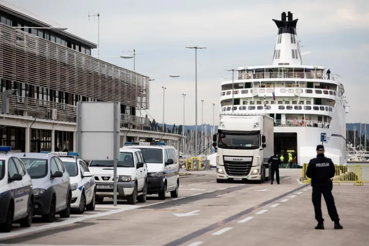 Trajekt iz Italije uplovio u Split: Dočekali ga policajci s maskama i rukavicama