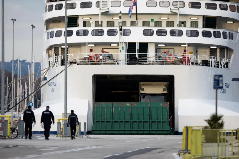 Trajekt iz Italije uplovio u Split: Dočekali ga policajci s maskama i rukavicama