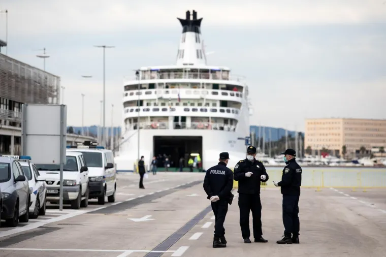 Trajekt iz Italije uplovio u Split: Dočekali ga policajci s maskama i rukavicama