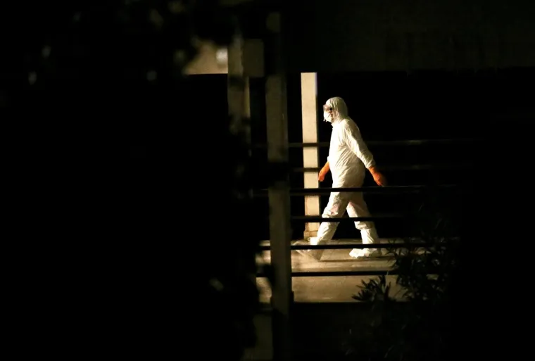 Sanitetska vozila dovode putnike s trajekta Marko Polo u splitsku karantenu