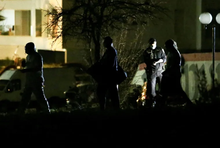 Sanitetska vozila dovode putnike s trajekta Marko Polo u splitsku karantenu