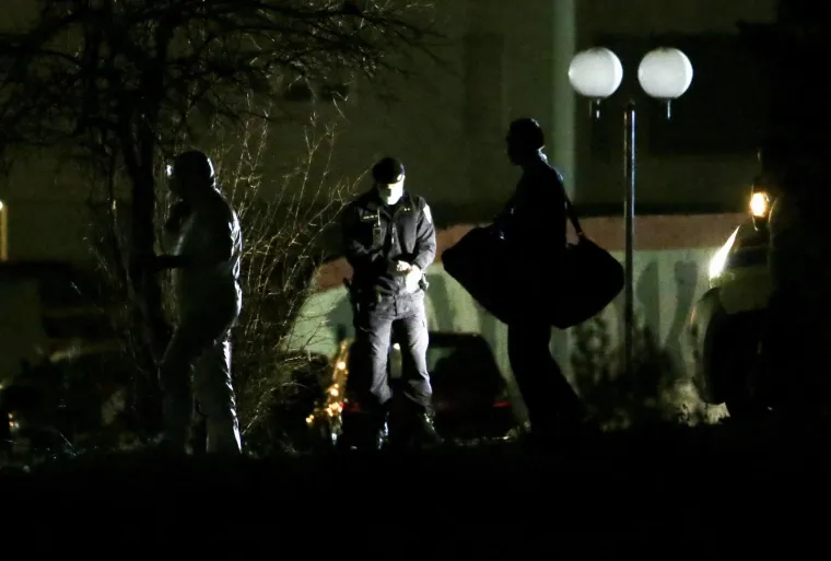 Sanitetska vozila dovode putnike s trajekta Marko Polo u splitsku karantenu