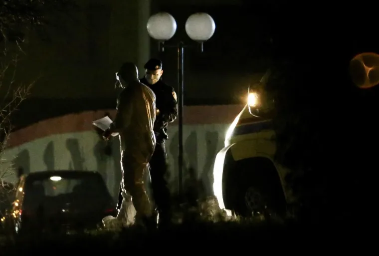 Sanitetska vozila dovode putnike s trajekta Marko Polo u splitsku karantenu