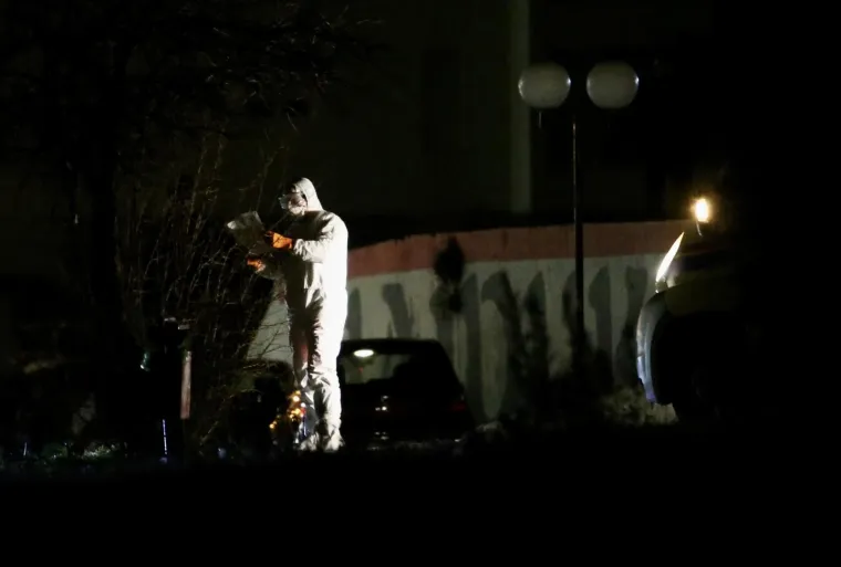 Sanitetska vozila dovode putnike s trajekta Marko Polo u splitsku karantenu