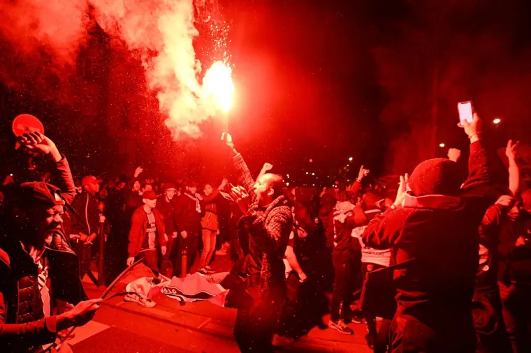 NEVJEROJATNE SCENE ISPRED PARKA PRINČEVA: Zvijezda PSG-a predvodila burno slavlje s navijačima