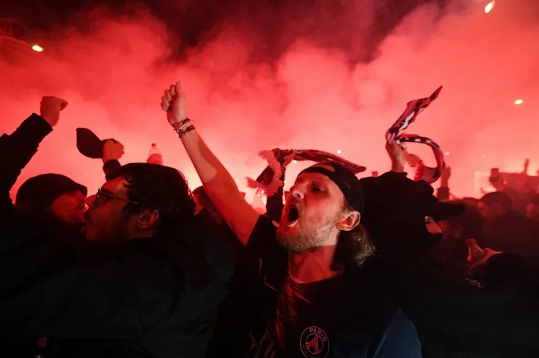 NEVJEROJATNE SCENE ISPRED PARKA PRINČEVA: Zvijezda PSG-a predvodila burno slavlje s navijačima