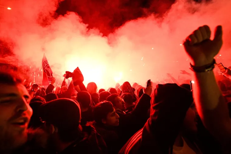 NEVJEROJATNE SCENE ISPRED PARKA PRINČEVA: Zvijezda PSG-a predvodila burno slavlje s navijačima