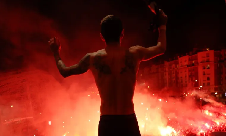 NEVJEROJATNE SCENE ISPRED PARKA PRINČEVA: Zvijezda PSG-a predvodila burno slavlje s navijačima