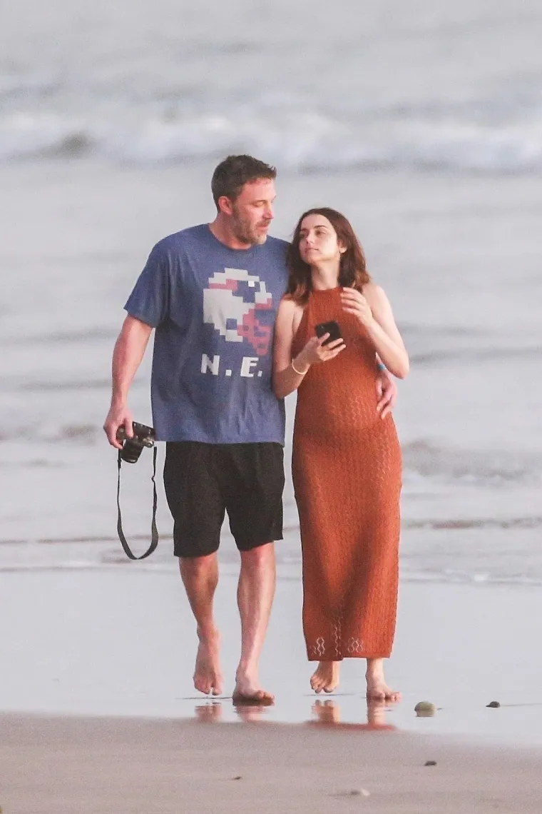 Ben Affleck i nova Bondova djevojka Ana de Armas potvrdili su vezu o kojoj se dugo šuška. Prošetali su zagrljeni plažom na Kostariki, a pali su i nježni poljupci