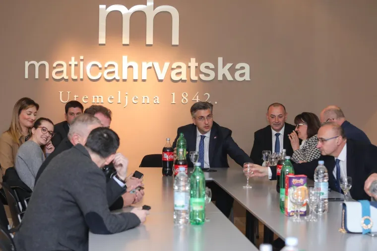 Pogledajte atmosferu u pobjedničkom timu: Plenković nije krio zadovoljstvo nakon &scaron;to je pobijedio Kovača