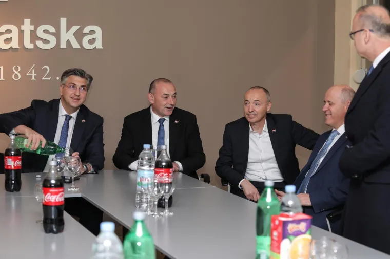 Pogledajte atmosferu u pobjedničkom timu: Plenković nije krio zadovoljstvo nakon &scaron;to je pobijedio Kovača