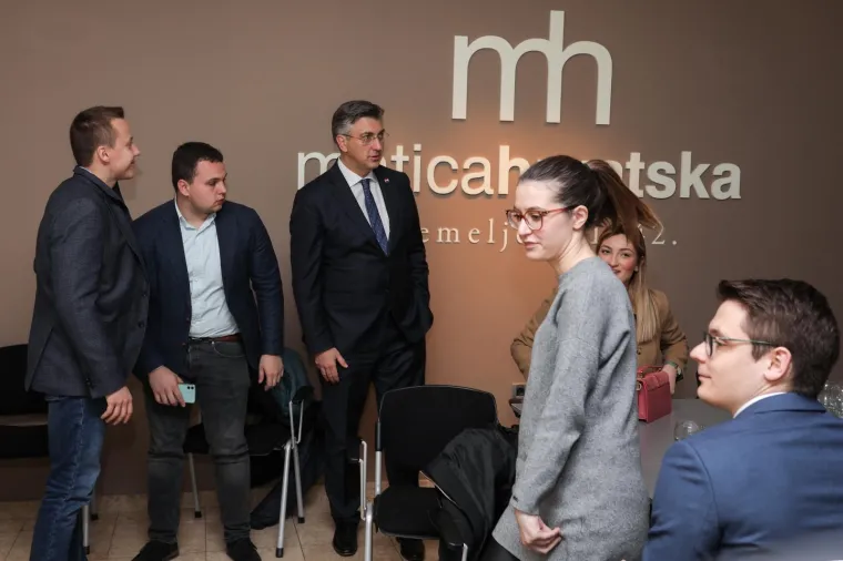 Pogledajte atmosferu u pobjedničkom timu: Plenković nije krio zadovoljstvo nakon &scaron;to je pobijedio Kovača