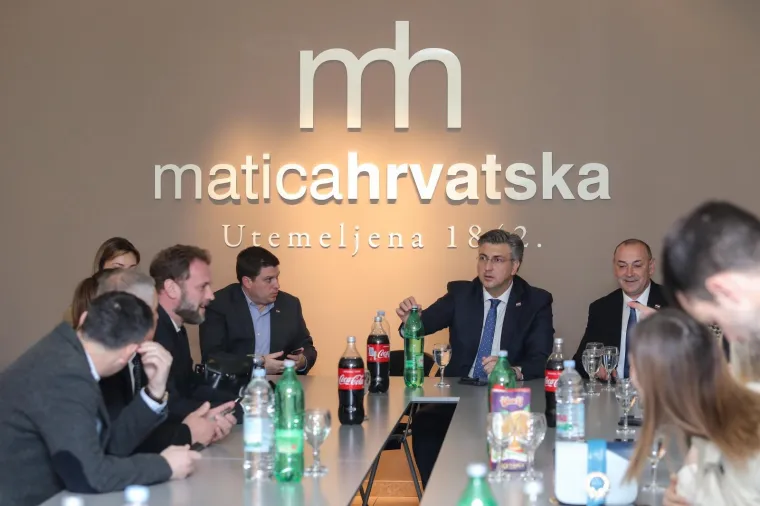 Pogledajte atmosferu u pobjedničkom timu: Plenković nije krio zadovoljstvo nakon &scaron;to je pobijedio Kovača