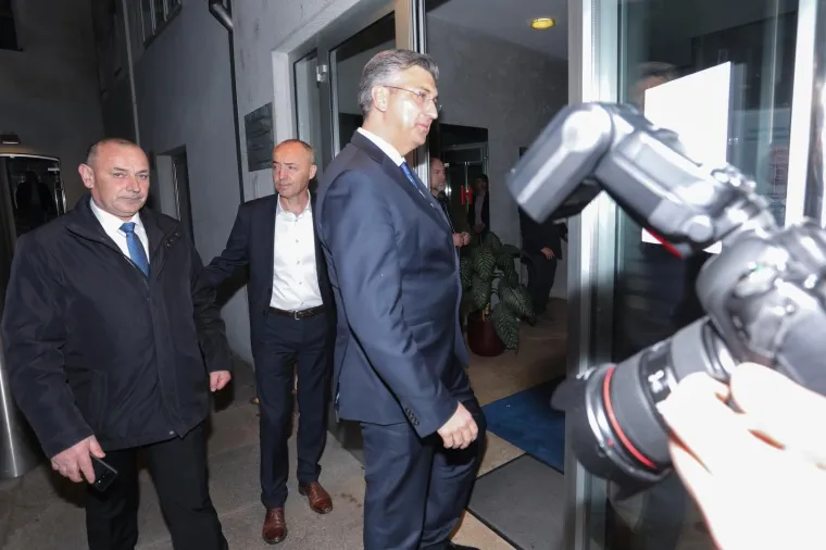 Pogledajte atmosferu u pobjedničkom timu: Plenković nije krio zadovoljstvo nakon &scaron;to je pobijedio Kovača