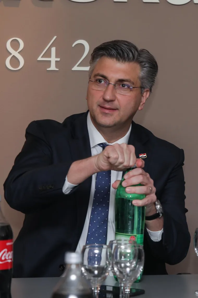 Pogledajte atmosferu u pobjedničkom timu: Plenković nije krio zadovoljstvo nakon &scaron;to je pobijedio Kovača