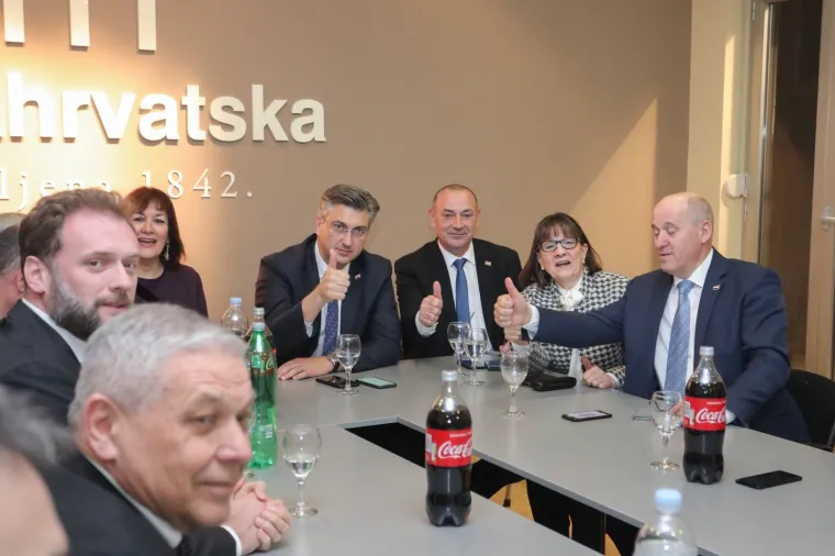 Pogledajte atmosferu u pobjedničkom timu: Plenković nije krio zadovoljstvo nakon &scaron;to je pobijedio Kovača