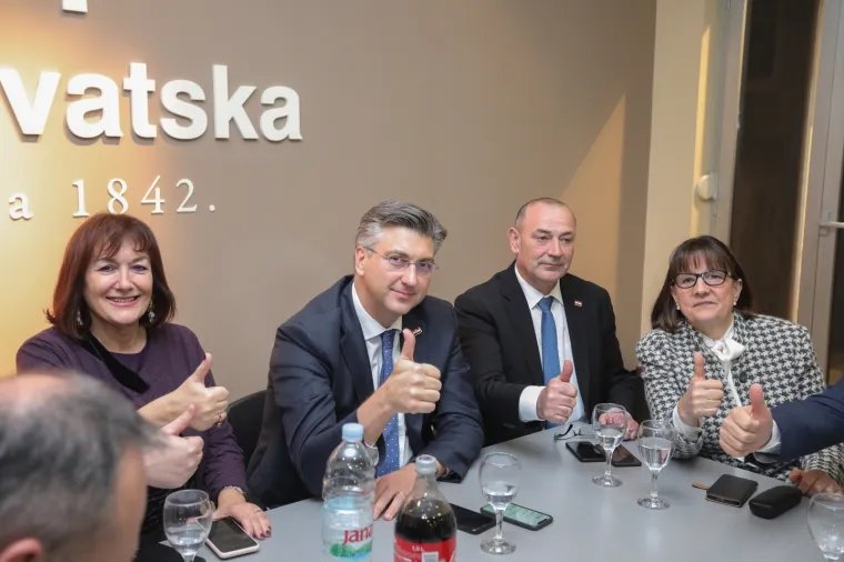 Pogledajte atmosferu u pobjedničkom timu: Plenković nije krio zadovoljstvo nakon &scaron;to je pobijedio Kovača