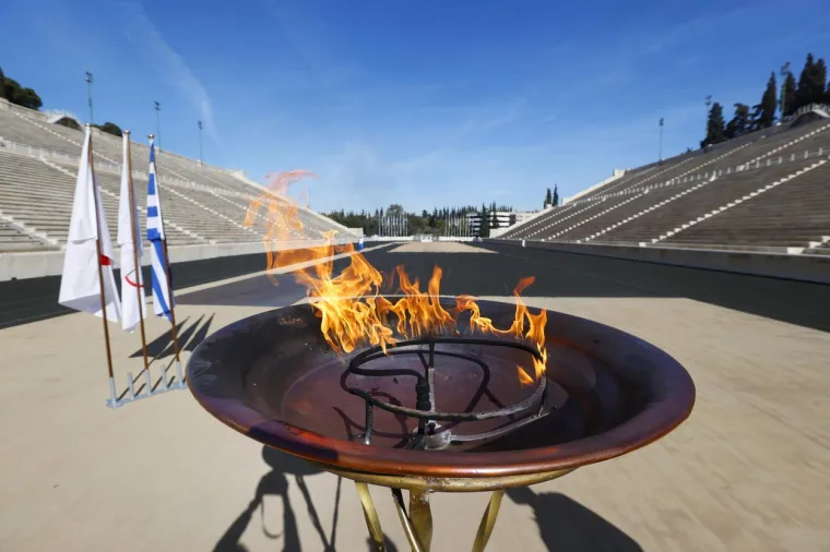 Svečanost predaje olimpijske baklje u Ateni sljedeći tjedan će se održati pred praznim stadionom zbog pandemije koronavirusa, objavio je u nedjelju Grčki olimpijski odbor.
Grčka je u petak, dan nakon što je olimpijska baklja zapaljena u drevnoj Olimpiji, otkazala njen obilazak zemlje kako bi se izbjeglo okupljanje ljudi. 
"Helenski olimpijski odbor je odlučio da će se svečanost predaje baklje za "OI Tokio 2020" u četvrtak 19. ožujka održati na stadionu Panathenaic pred praznim tribinama", stoji u priopćenju Odbora.
Foto: Kyodo/Newscom / Newscom / Profimedia
