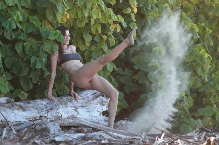 DICAPRIJEVA BIVŠA U 40. GODINI POKAZALA TIJELO ZA BOGOVE: Brazilska ljepotica raspojasala se na plaži u tanga badiću