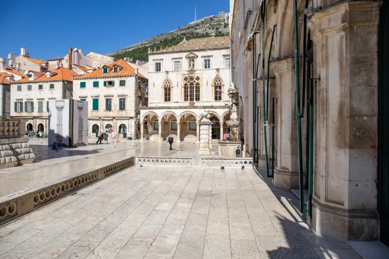 Dubrovnik kakvog smo viđali samo u najgorim danima: Stradun sablasno prazan čeka turiste