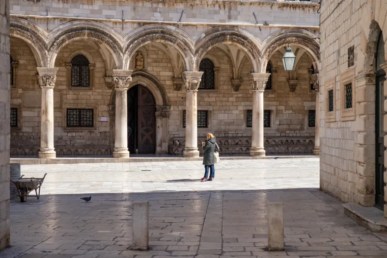 Dubrovnik kakvog smo viđali samo u najgorim danima: Stradun sablasno prazan čeka turiste