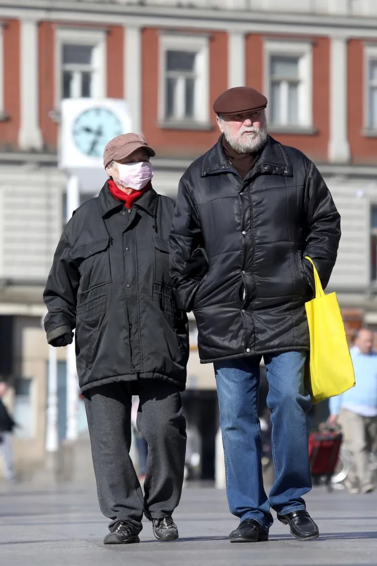 16.03.2020., Zagreb - Promjena ponasanja sve je vidljivija na ulicama Zagreba. Zbog opasnosti od koronavisrusa sve je vise zatvorenih kafica, tramvaji su poluprazni, u sve ustanove se ulazi pojedinoacno, a zastitne masku su sve cesce.
Photo: Patrik Macek/PIXSELL