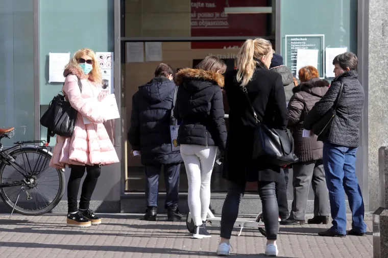 16.03.2020., Zagreb - Promjena ponasanja sve je vidljivija na ulicama Zagreba. Zbog opasnosti od koronavisrusa sve je vise zatvorenih kafica, tramvaji su poluprazni, u sve ustanove se ulazi pojedinoacno, a zastitne masku su sve cesce.
Photo: Patrik Macek/PIXSELL