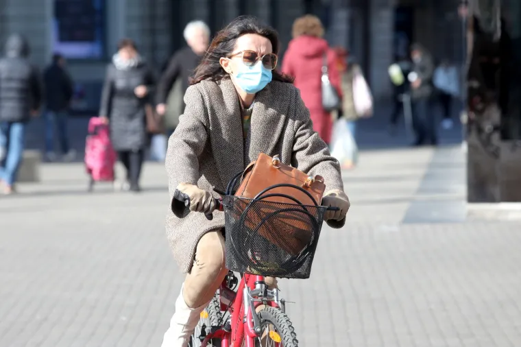 16.03.2020., Zagreb - Promjena ponasanja sve je vidljivija na ulicama Zagreba. Zbog opasnosti od koronavisrusa sve je vise zatvorenih kafica, tramvaji su poluprazni, u sve ustanove se ulazi pojedinoacno, a zastitne masku su sve cesce.
Photo: Patrik Macek/PIXSELL
