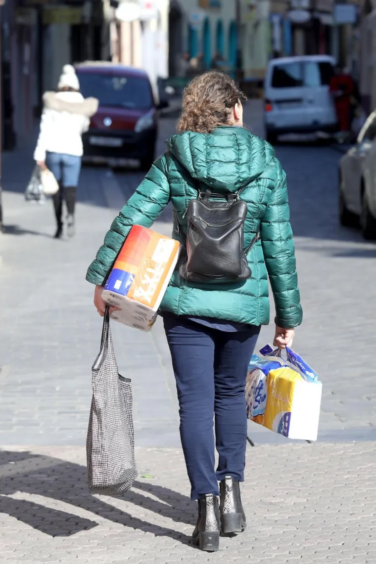 16.03.2020., Zagreb - Promjena ponasanja sve je vidljivija na ulicama Zagreba. Zbog opasnosti od koronavisrusa sve je vise zatvorenih kafica, tramvaji su poluprazni, u sve ustanove se ulazi pojedinoacno, a zastitne masku su sve cesce.
Photo: Patrik Macek/PIXSELL