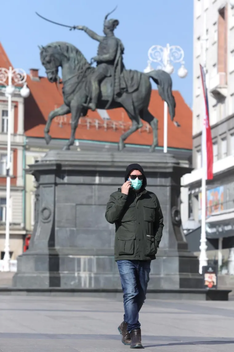 16.03.2020., Zagreb - Promjena ponasanja sve je vidljivija na ulicama Zagreba. Zbog opasnosti od koronavisrusa sve je vise zatvorenih kafica, tramvaji su poluprazni, u sve ustanove se ulazi pojedinoacno, a zastitne masku su sve cesce.
Photo: Patrik Macek/PIXSELL