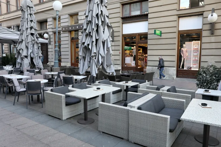 16.03.2020., Zagreb - Promjena ponasanja sve je vidljivija na ulicama Zagreba. Zbog opasnosti od koronavisrusa sve je vise zatvorenih kafica, tramvaji su poluprazni, u sve ustanove se ulazi pojedinoacno, a zastitne masku su sve cesce.
Photo: Patrik Macek/PIXSELL