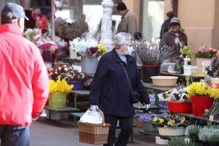 16.03.2020., Zagreb - Promjena ponasanja sve je vidljivija na ulicama Zagreba. Zbog opasnosti od koronavisrusa sve je vise zatvorenih kafica, tramvaji su poluprazni, u sve ustanove se ulazi pojedinoacno, a zastitne masku su sve cesce.
Photo: Patrik Macek/PIXSELL