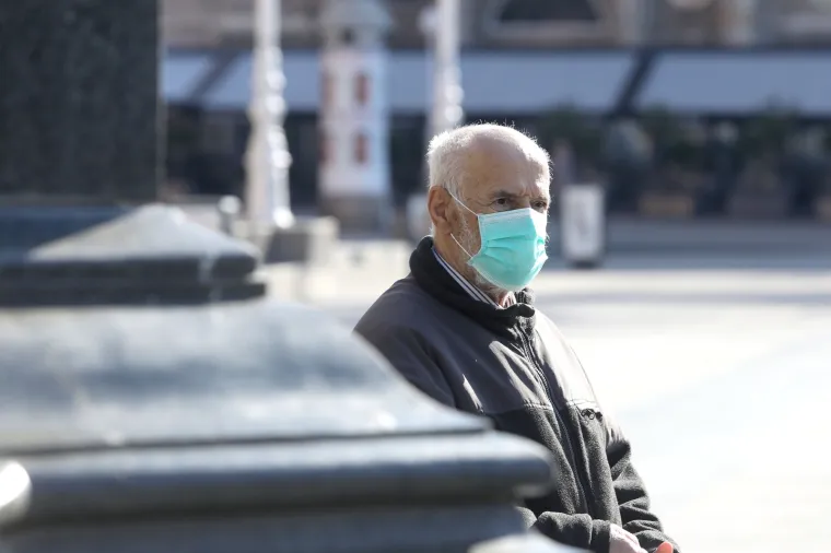 16.03.2020., Zagreb - Promjena ponasanja sve je vidljivija na ulicama Zagreba. Zbog opasnosti od koronavisrusa sve je vise zatvorenih kafica, tramvaji su poluprazni, u sve ustanove se ulazi pojedinoacno, a zastitne masku su sve cesce.
Photo: Patrik Macek/PIXSELL